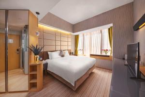 A bed or beds in a room at The Mercer