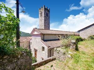 ein altes Gebäude mit einem Uhrturm auf einem Hügel in der Unterkunft Belvilla by OYO Gelsomino Piccolo in Cocciglia