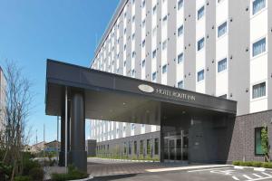 un edificio de hotel con un cartel delante en Hotel Route Inn Kusatsu Ritto -Ritto Inter Kokudo 1 gou- en Ritto