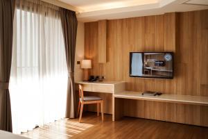 TV a/nebo společenská místnost v ubytování Brique Hotel Chiangmai