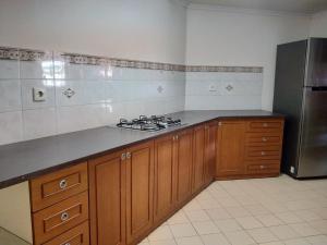 Una cocina o zona de cocina en Apartemen Puncak Marina