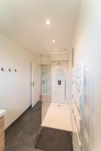 a bathroom with a shower with a glass door at La CAPEYRONNAISE - MAISON COSY - JARDIN in Mérignac