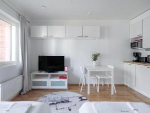 TV a/nebo společenská místnost v ubytování Kotimaailma Apartments Joensuu - Koulukatu 21