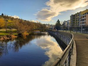 un puente sobre un río en una ciudad en Apimonte City House B, en Bragança