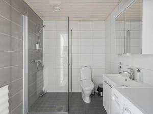 Ένα μπάνιο στο Kotimaailma Apartments Joensuu - Kalevankatu 36