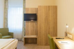 TV a/nebo společenská místnost v ubytování Hermes Hotel Oldenburg