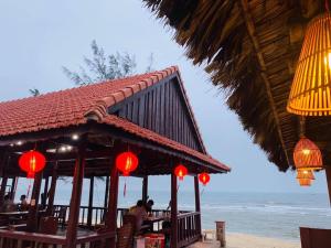 - un restaurant sur la plage avec vue sur l'océan dans l'établissement Nana Lee Homestay & Restaurant Quảng Bình, à Dong Hoi