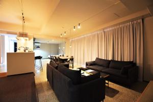 sala de estar con sofá y comedor en Randor Residence Tokyo Suites, en Tokio