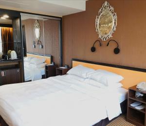 En eller flere senger på et rom på Best Western Plus Tsim Sha Tsui