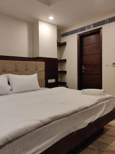 Postel nebo postele na pokoji v ubytování THE GRACE HOUSE Paharganj