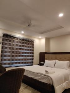 Postel nebo postele na pokoji v ubytování THE GRACE HOUSE Paharganj