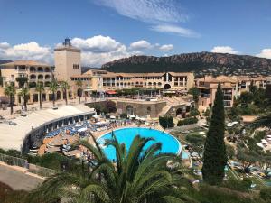 una vista di un resort con piscina di Studio vue mer et Esterel ad Agay - Saint Raphael