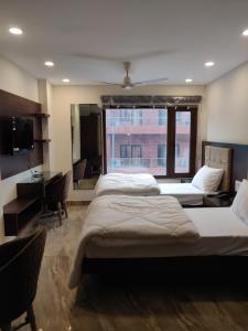 Postel nebo postele na pokoji v ubytování THE GRACE HOUSE Paharganj