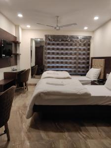 Postel nebo postele na pokoji v ubytování THE GRACE HOUSE Paharganj