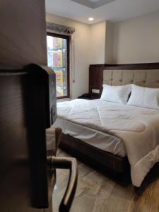 Postel nebo postele na pokoji v ubytování THE GRACE HOUSE Paharganj