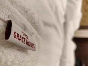 Postel nebo postele na pokoji v ubytování THE GRACE HOUSE Paharganj