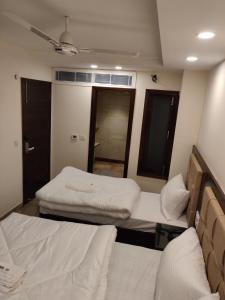 Postel nebo postele na pokoji v ubytování THE GRACE HOUSE Paharganj