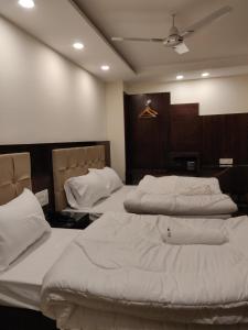 Postel nebo postele na pokoji v ubytování THE GRACE HOUSE Paharganj
