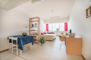 uma sala de estar com uma mesa e um sofá em Residence Panigale em Bolonha