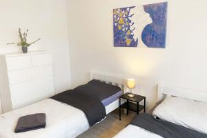 een slaapkamer met 2 bedden en een schilderij aan de muur bij Work & Stay in Kleve III in Kleve