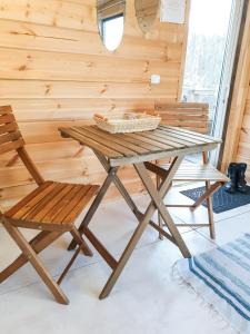 stół piknikowy i 2 krzesła w pokoju w obiekcie Домик на дереве w mieście Peresław Zaleski