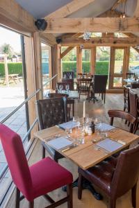 comedor con mesa de madera y sillas en The Swan Inn en Hanley Castle