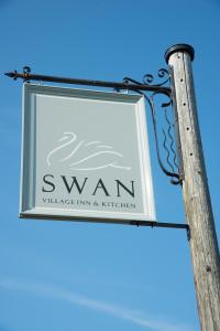 una señal para una bodega en un poste en The Swan Inn en Hanley Castle
