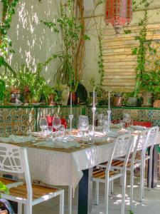 Um restaurante ou outro lugar para comer em Dar Souad