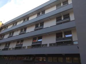 zewnętrzny widok na budynek z oknami w obiekcie Duarte Apartamenty Kołłataja Wrocław we Wrocławiu