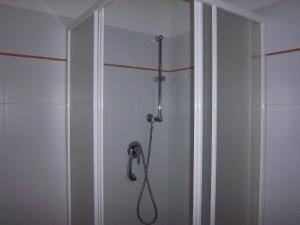 モンテメラノにあるAgriturismo Norianinoのバスルーム(ガラスドア付きのシャワー付)