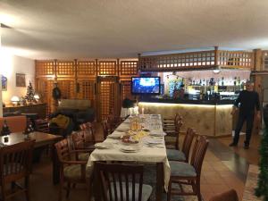 Restoran või mõni muu söögikoht majutusasutuses Club Dolomiti Hotel&Villa