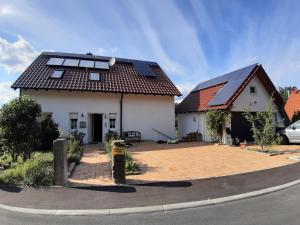 una casa con paneles solares en el techo en Ferienwohnungen Leffer en Großheirath