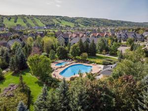 - une vue aérienne sur une maison avec une piscine dans l'établissement Blue Mountain 3 bedroom Dream Chalet 81590, à Collingwood