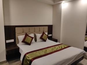 Postel nebo postele na pokoji v ubytování THE GRACE HOUSE Paharganj