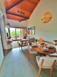 a living room with a wooden table and chairs at Villagio di Mare in Barra Grande