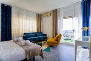 バルセロナにあるPool House Barcelonaのベッドルーム1室(ベッド1台、ソファ、椅子付)