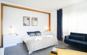 a bedroom with two beds and a couch at Pool House Barcelona in Barcelona