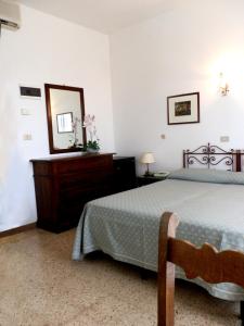 1 dormitorio con cama, tocador y espejo en Hotel Nautic B&B, en Bellaria-Igea Marina