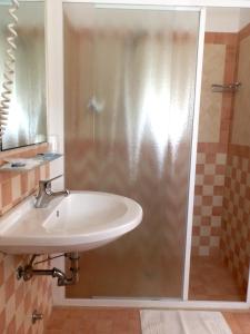 bagno con lavandino e doccia di Hotel Nautic B&B a Bellaria-Igea Marina