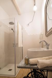 A bathroom at Acini e Rose