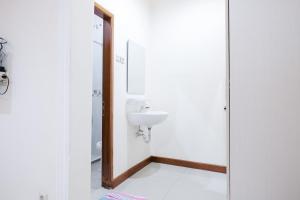Koupelna v ubytování wisma delapan Mitra RedDoorz + 17 fotografií