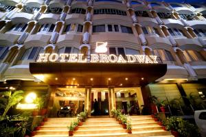 un edificio de hotel con un cartel que lee hotel Broadway en New Hotel Broadway, en Varanasi