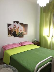 PizzoにあるVilla Oriettaのベッドルーム1室(花の咲く緑のベッド1台付)