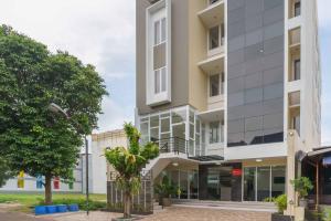 an external view of a building at RedDoorz Plus near Eka Hospital BSD 5 in Tangerang