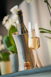 Una botella de champán y dos copas en una mesa. en Landgasthof Hirsch, en Baden-Baden