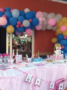 una mesa con un pastel y un montón de globos en Havre De Paix, en Somone