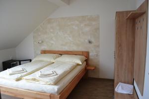 Postel nebo postele na pokoji v ubytování Penzion Sedlecká vína + 37 fotografií