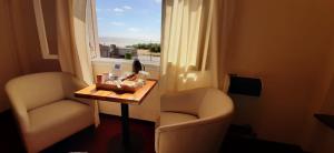 a room with two chairs and a table and a window at KRAKUS in San Bernardo