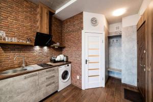 Kuchyň nebo kuchyňský kout v ubytování Нові смарт-квартири з парком і набережною! + 37 fotografií