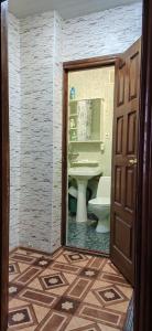 ニジニ・ノヴゴロドにあるApartment on Zvezdinkaのバスルーム(洗面台、トイレ、鏡付)